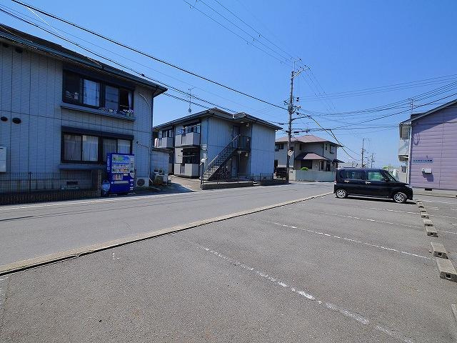 グランドゥールＢの駐車場|駐車場完備です