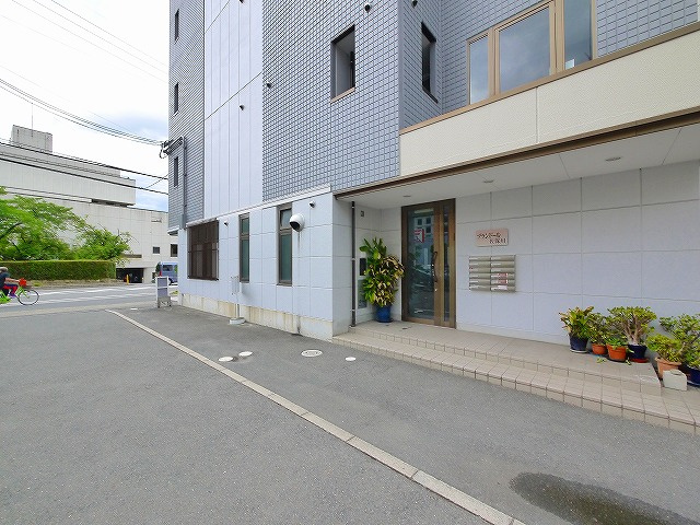 ブランドール佐保川のその他共用部分|おしゃれな入り口です