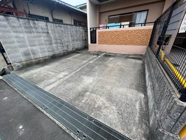 ホワイトロートスの駐車場