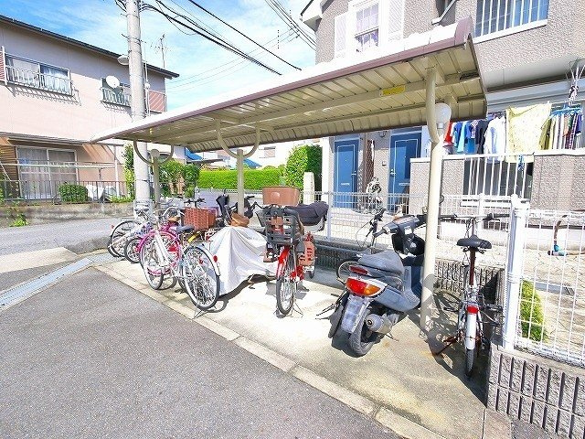 グラン・プラスⅠのその他共用部分|屋根付きの駐輪場です。