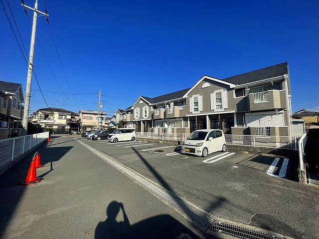 グラン・プラスⅠの駐車場|広々とした駐輪場です。来客用駐車場もありますよ。