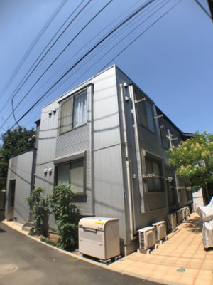 【外観】 | グランエッグス明大前ノース | 一番手前の2階角部屋になります。どちらの採光面も建物と隣接していません。共用部スペースは肌色のタイルが敷かれており、中庭に埋められた緑と物件との色合いがキレイですよね。