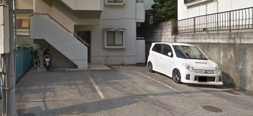 シャトレ山新の駐車場