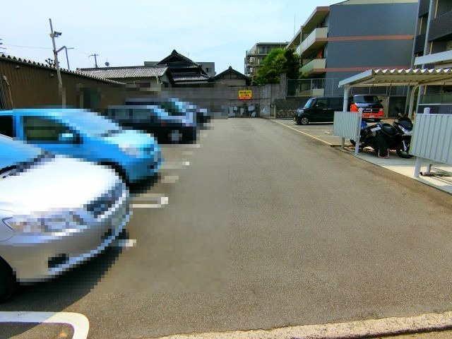 YF宮山台ガーデンの駐車場