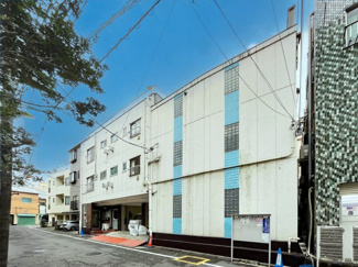 【外観】 | 植村ビル　鶯谷駅から徒歩１０分・日暮里駅から徒歩１１分。日暮里駅から日暮里繊維街通りをしばらく歩いて１本中に入った閑静な住宅街にありあます！鉄骨造の３階建てです。