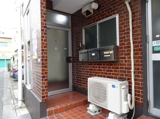 【エントランス】 | 植村ビル　鶯谷駅から徒歩１０分・日暮里駅から徒歩１１分。日暮里駅から日暮里繊維街通りをしばらく歩いて１本中に入った閑静な住宅街にありあます！鉄骨造の３階建てです。