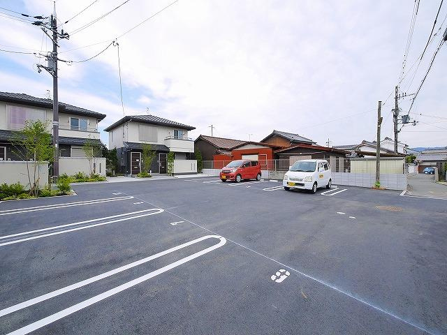 薬師郷Bの駐車場|車をお持ちの方に嬉しい駐車場付きの物件です