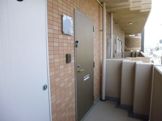 ポコアポコ明石鍛治屋町三番館の玄関