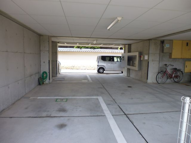 ポコアポコ明石鍛治屋町三番館の駐車場