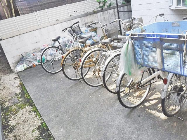 レオパレス笈瀬町の駐車場