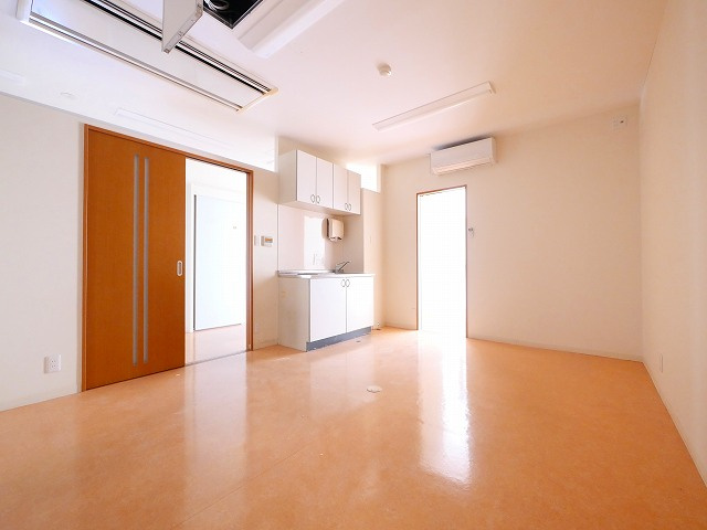 メディカル学園前の内装