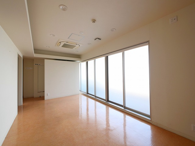 メディカル学園前の内装