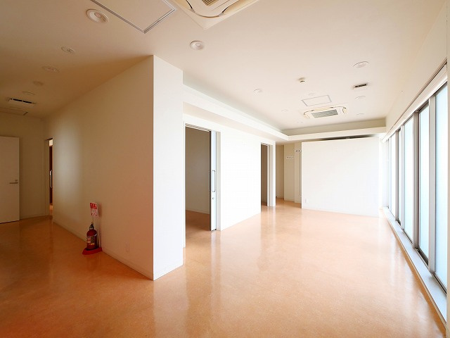 メディカル学園前の内装