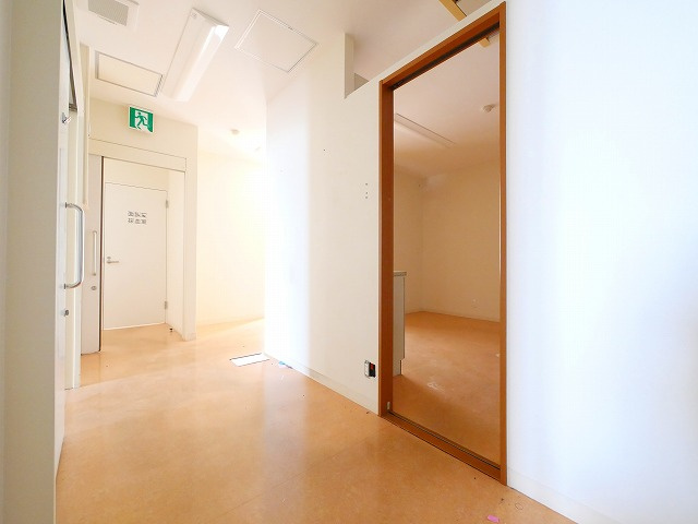 メディカル学園前の内装
