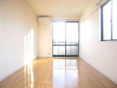 【居間・リビング】 | シャーメゾン睦Ｂ | 充実収納付きの洋間です♪