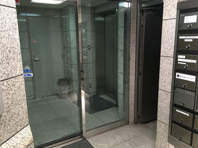 スヂノビルのエントランス