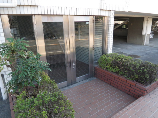 ハイツ久米川のエントランス