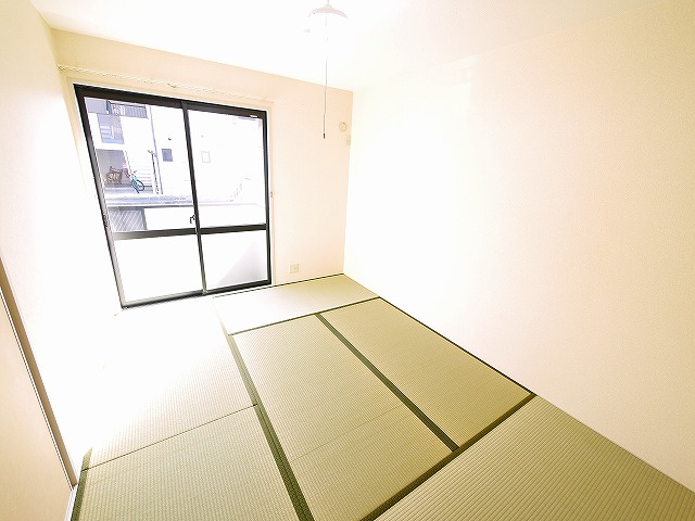 ハイツ松尾Bの和室|畳の上でゆっくりとくつろげる和室です