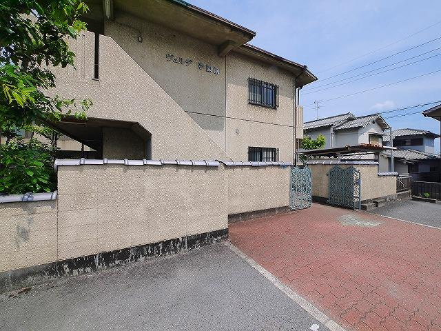 ヴェルデ学園前のエントランス|ゆとりのあるエントランスです