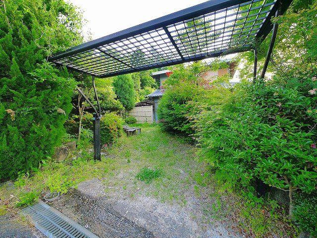 前田邸の駐車場