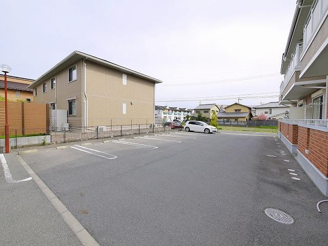 カモミール・西大寺Ｂの駐車場|駐車スペースもあります