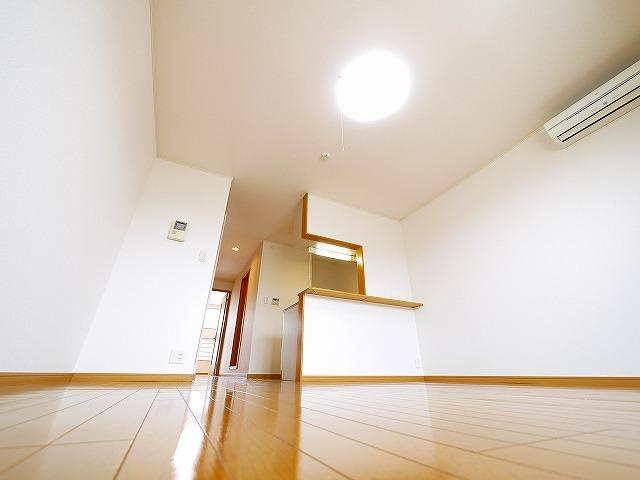 カモミール・西大寺Ｂの居間・リビング|こちらのリビングで趣味の時間をお楽しみください