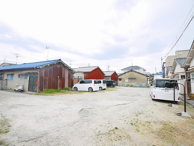 辰巳一戸建貸家の駐車場