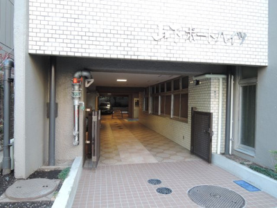 【エントランス】 | 山下ポートハイツ | みなとみらい線「日本大通り」駅徒歩4分の好立地！「元町・中華街」駅徒歩8分！JR根岸線、横浜市営地下鉄ブルーライン「関内」駅徒歩13分の4線3駅利用可能！
