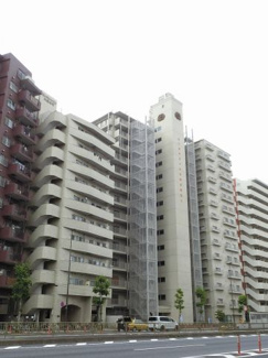 【外観】 | 管理人常駐につき管理体制良好・南東向きにつき陽当り良好♪