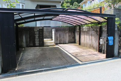 【駐車場】 | 大津市朝日2丁目9-17 中古戸建 | ゆったり駐車スペース、カーポート付