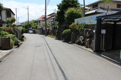 【前面道路含む現地写真】 | 大津市朝日2丁目9-17 中古戸建 | 前面道路南方向