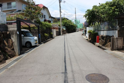 【前面道路含む現地写真】 | 大津市朝日2丁目9-17 中古戸建 | 前面道路北方向