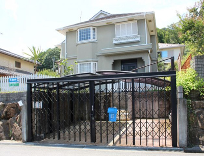 【外観】 | 大津市朝日2丁目9-17 中古戸建 | 建物外観、駐車スペースには柵付