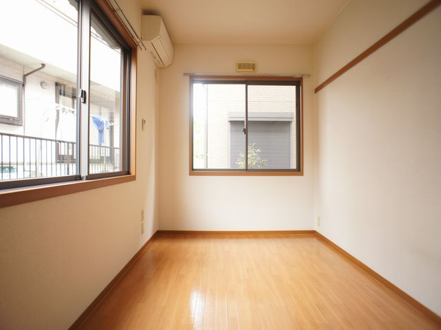 【寝室】 | レジデンス・ノヴァＥ | 快適に過ごせるエアコンが付いています♪！