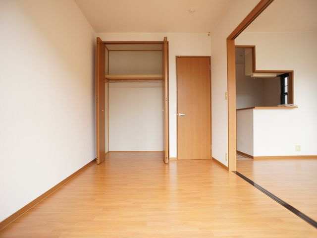 【収納】 | レジデンス・ノヴァＥ | 衣類をきれいに整理できるクローゼットがあります。