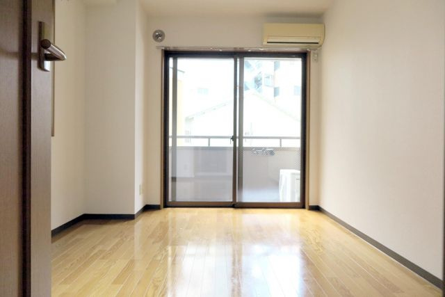 ロイヤルクイーンズパークの居間・リビング