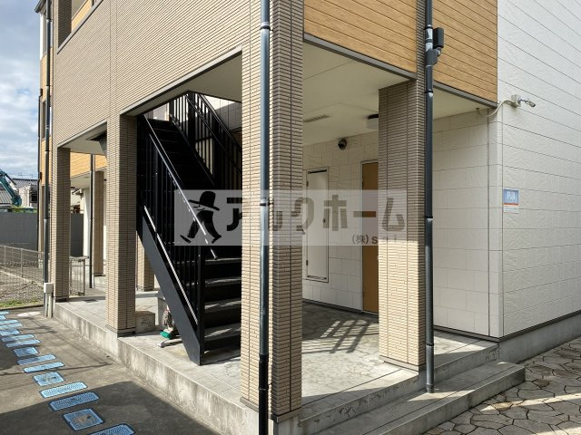 リバーサイド東久宝寺8番館のエントランス