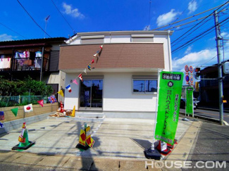 【前面道路含む現地写真】 | 北足立郡伊奈町近辺での最新物件情報：大好評のあの物件「伊奈町栄4丁目/新築分譲住宅全1棟」。建物面積が78.66平米あるので、スペースも十分で生活のしやすい広さ。新生活をこの1990万円の物件で。