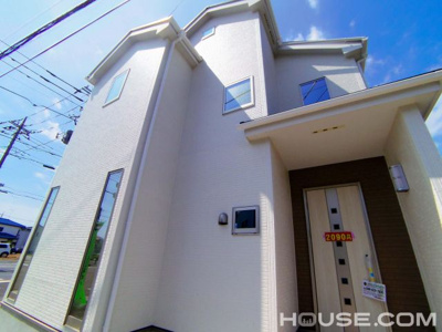 【前面道路含む現地写真】 | 伊奈町栄4丁目/新築分譲住宅全1棟 | 北足立郡伊奈町近辺での最新物件情報：大好評のあの物件「伊奈町栄4丁目/新築分譲住宅全1棟」。建物面積が78.66平米あるので、スペースも十分で生活のしやすい広さ。新生活をこの1990万円の物件で。