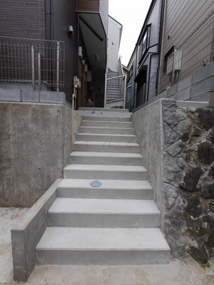 【エントランス】 | Ｇ・Ａヒルズ矢部町（やべちょう） | 道路からはこの分高くなってます