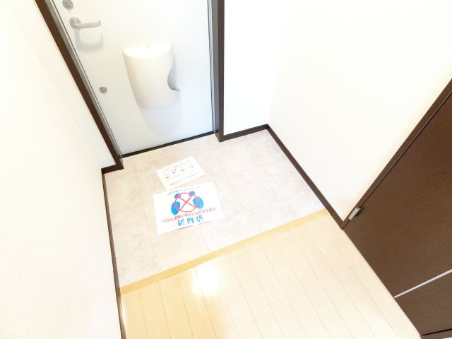 フジパレス草尾の玄関