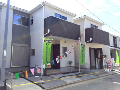 【前面道路含む現地写真】 | さいたま市緑区中尾　新築分譲住宅全4棟 | 快適な室内と落ち着いた外観が魅力の2017年9月築の物件。価格3,580万円ながら充実した設備のこちらの物件は、多くの方におすすめです。物件の断熱性にも優れたフローリング張りとなっています。