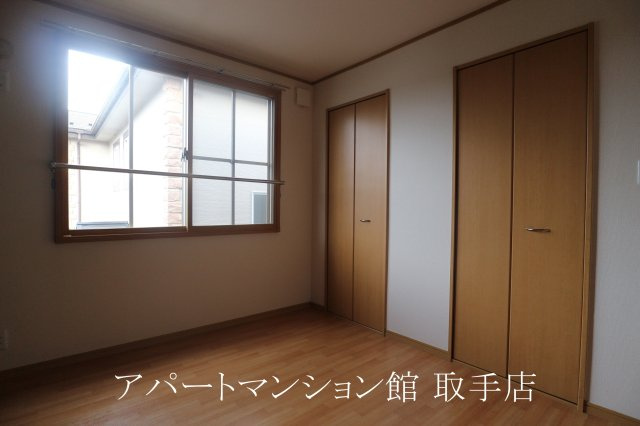 ユニ・ササキの寝室