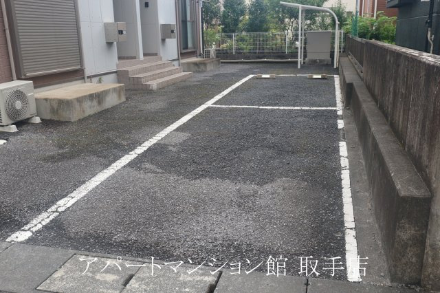 ユニ・ササキの駐車場
