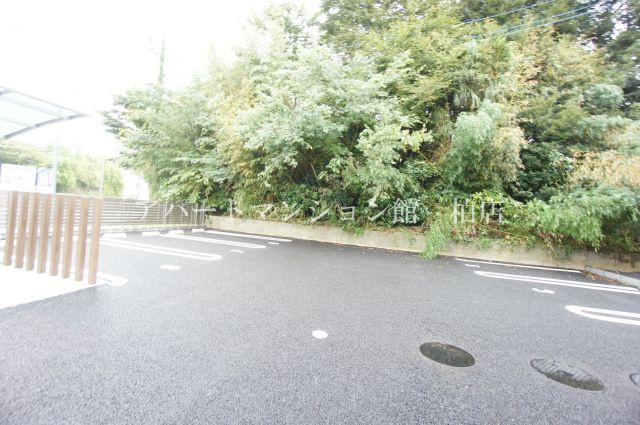 ヴェルデ大島田の駐車場