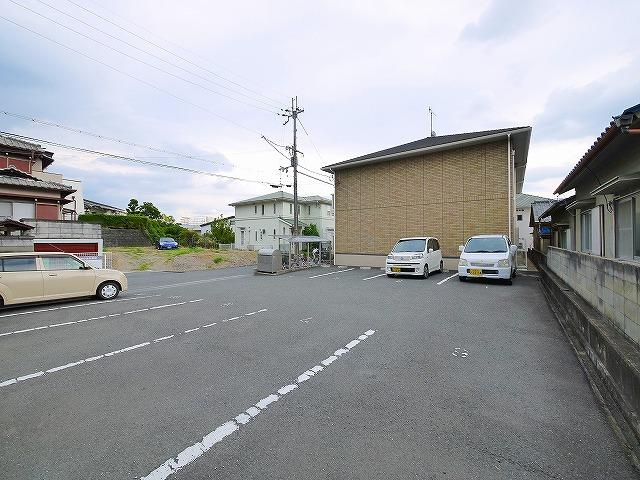 スカイヒルズの駐車場|車をお持ちの方に嬉しい駐車場付きの物件です