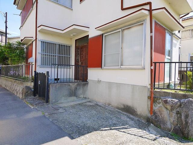 生駒市萩原町住宅の駐車場|駐車場があるので、車を買う予定の方も安心です