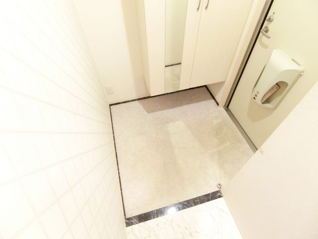 セジュール寺池台の玄関