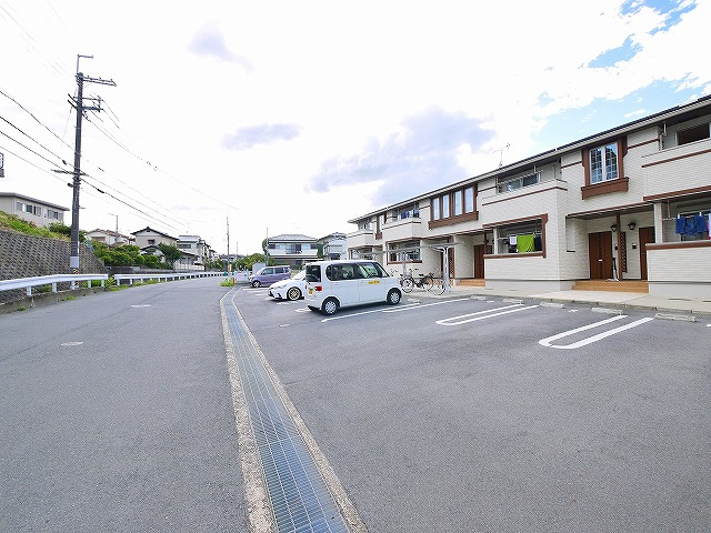メテオール学園前の駐車場|駐車場があるので、車を買う予定の方も安心です