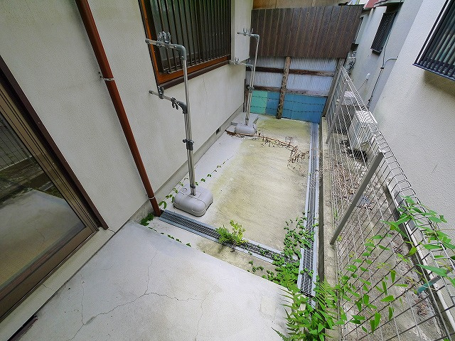 六条七番住宅の庭